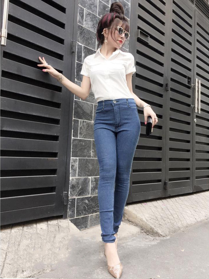 Áo thun trắng + quần jeans