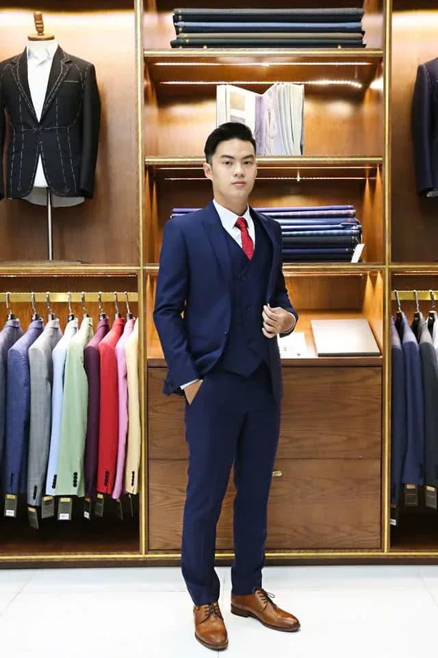 Bộ suit ba mảnh với áo ghi lê đồng bộ