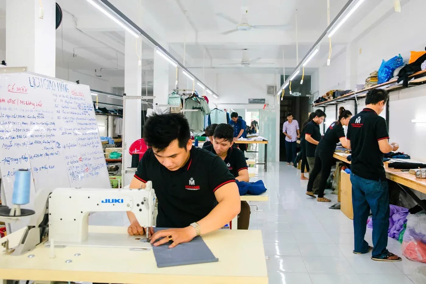 Đội thợ bên dãy máy may công nghiệp