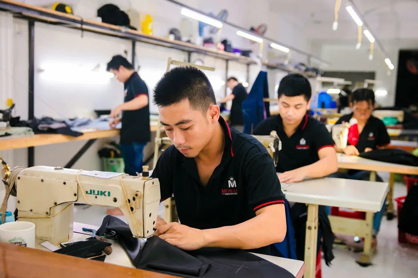 Nghệ nhân Mon Amie may thân vest tại xưởng Đường 3/2