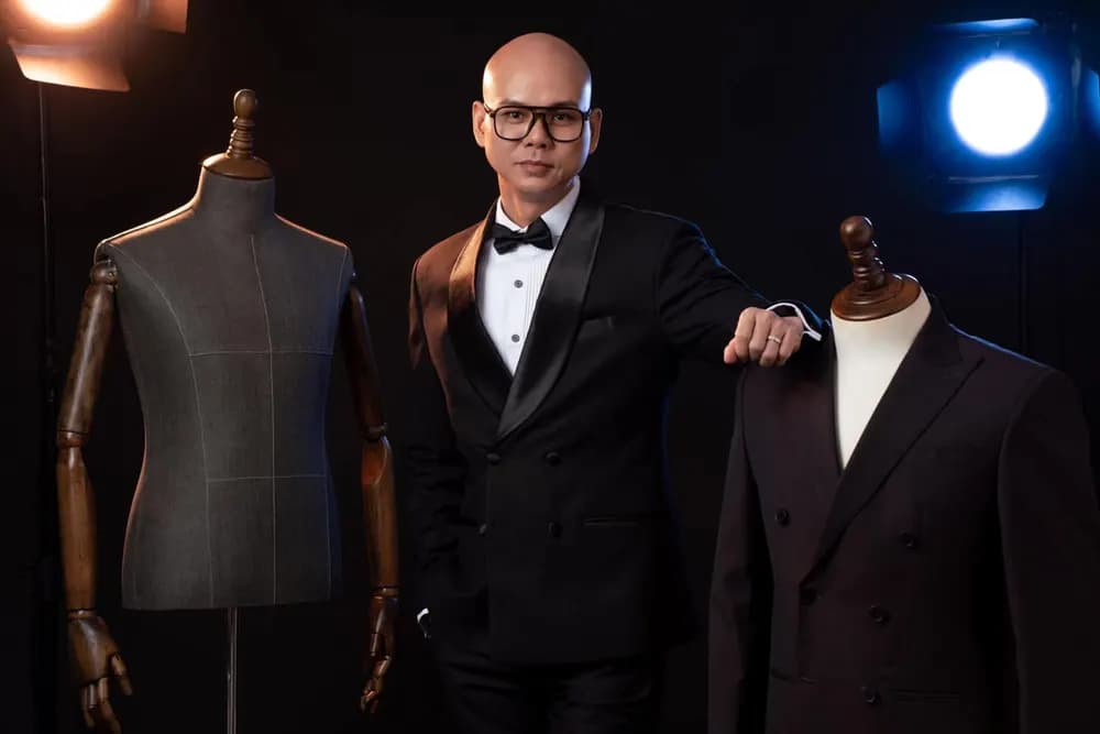 Ca sĩ Phan Đình Tùng lịch lãm trong black tuxedo của Mon Amie