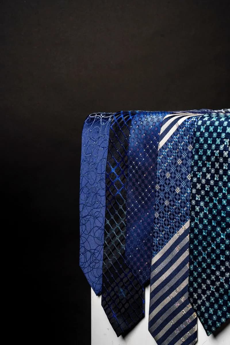 Cà vạt 100% silk: nhận biết lụa thật và cách giữ