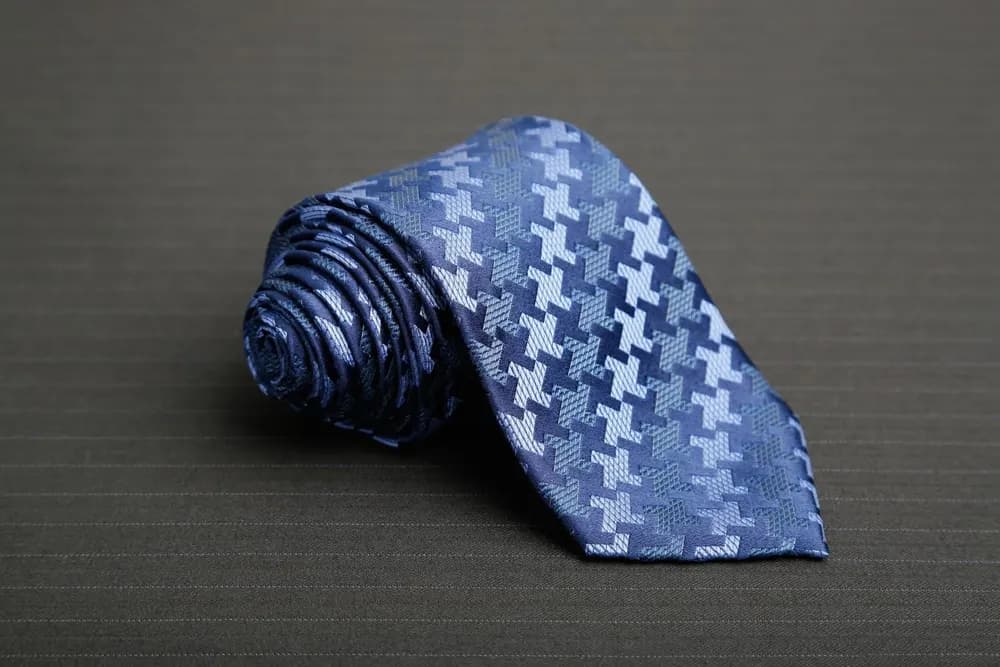 Caravat lụa 100% silk: cách chọn, phối và bảo quản