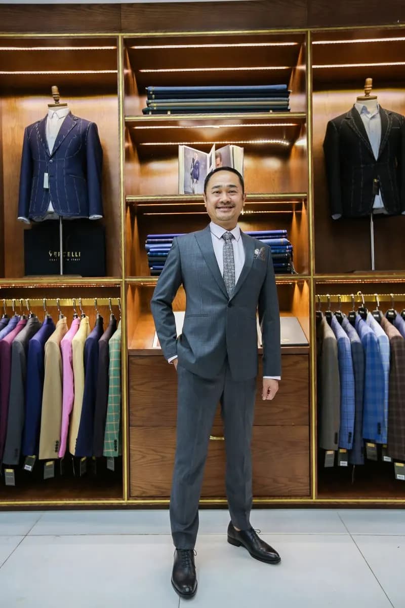 Chọn vest sui gia: màu, chất liệu và form cho tuổi trung niên
