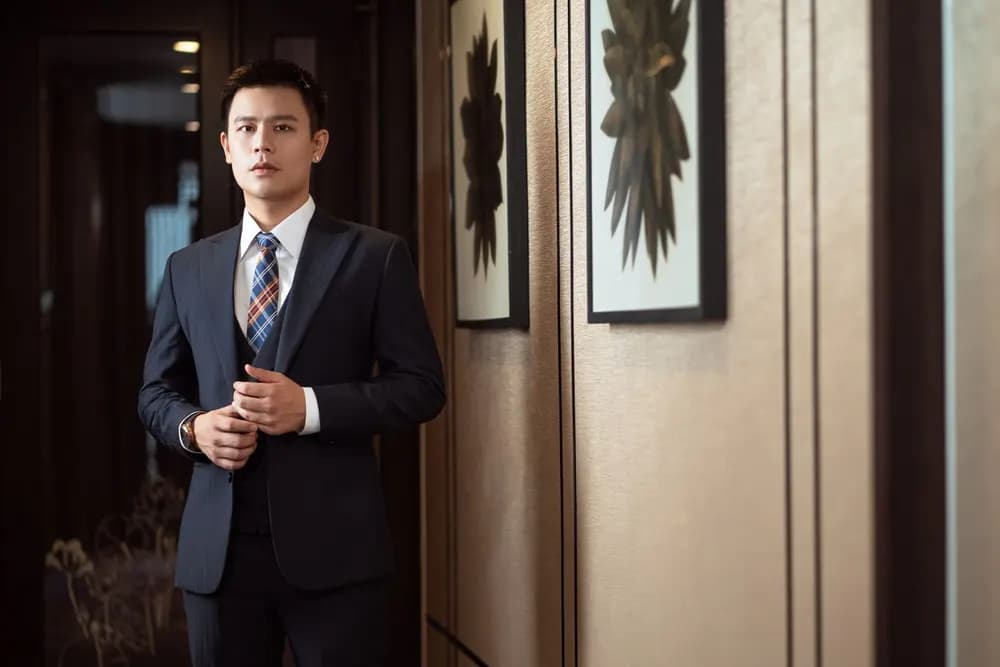 Cùng MC Trần Anh Huy: phong cách quý ông với suit xanh đen