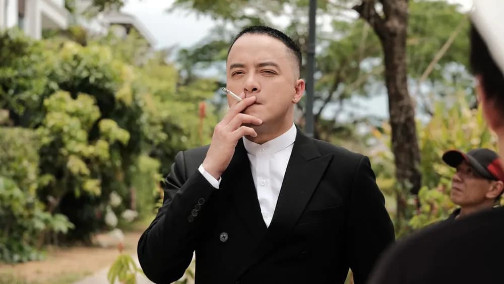 Bộ suit đen trong MV của Cao Thái Sơn và Hoàng Phi Kha