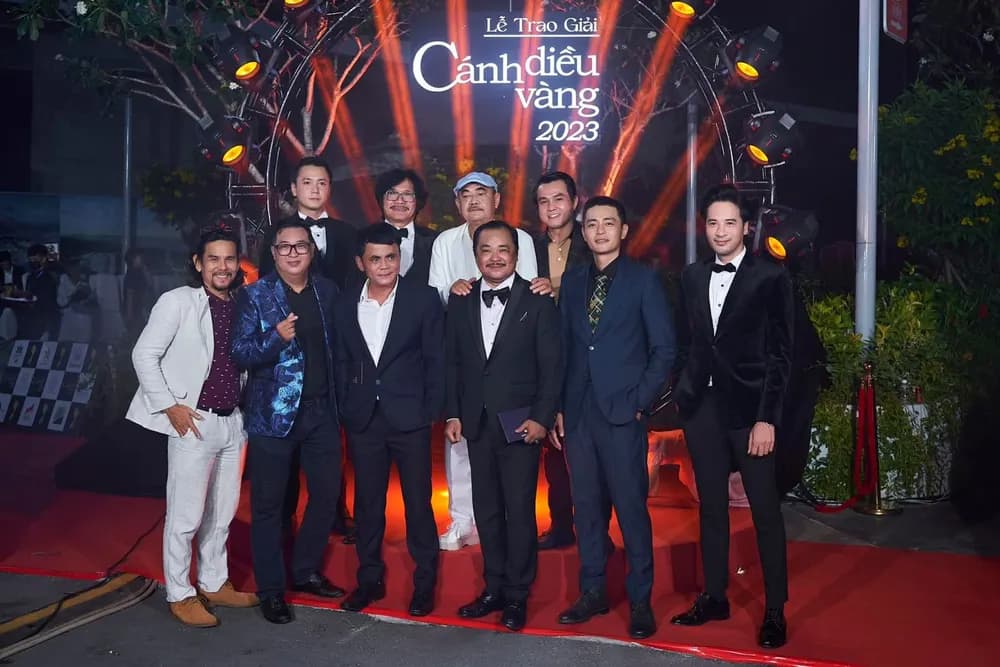 Đoàn Minh Tài diện tuxedo Mon Amie tại Cánh Diều Vàng 2023