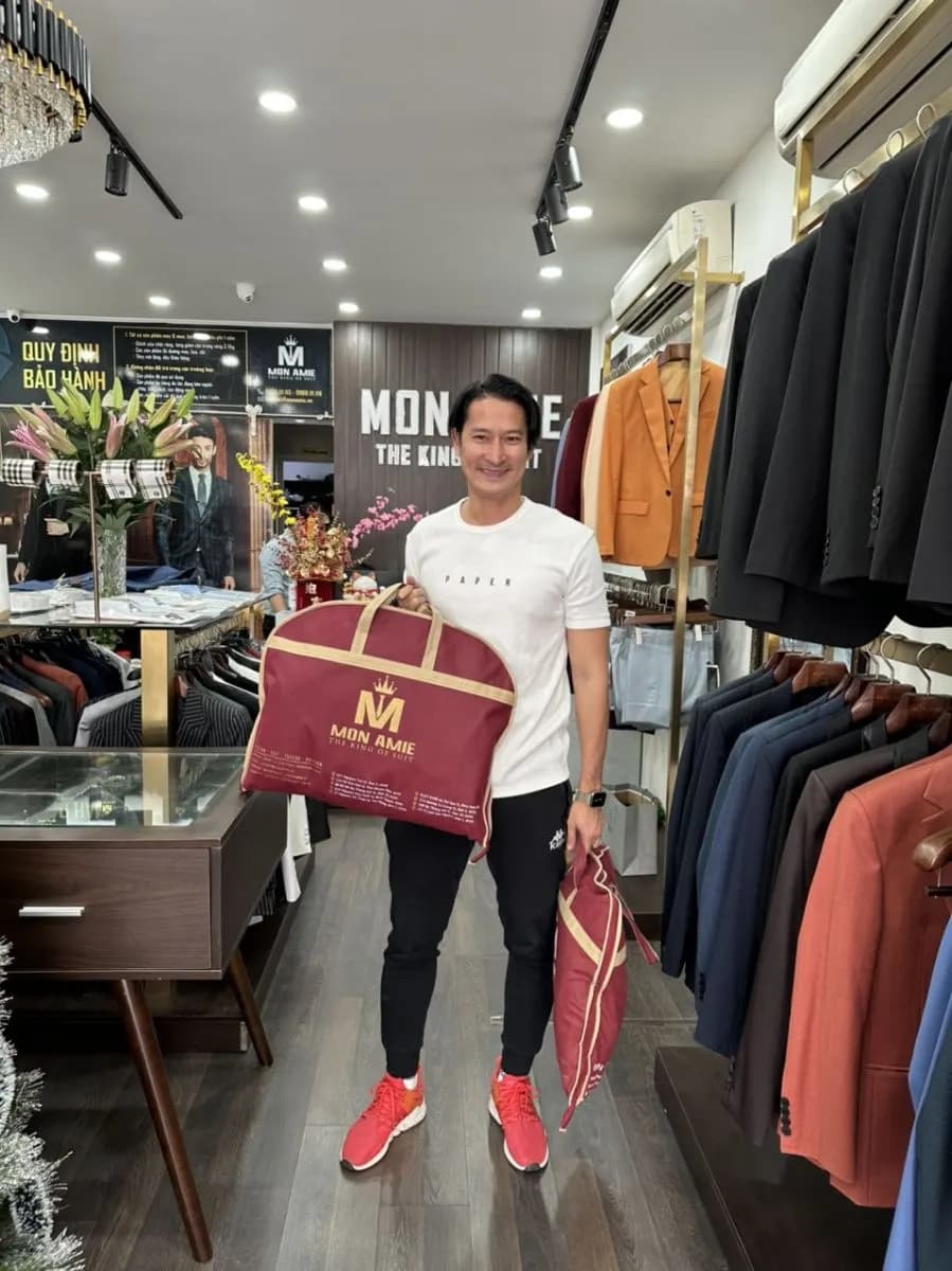Diễn viên Huy Khánh may suit tại Mon Amie cho dự án phim