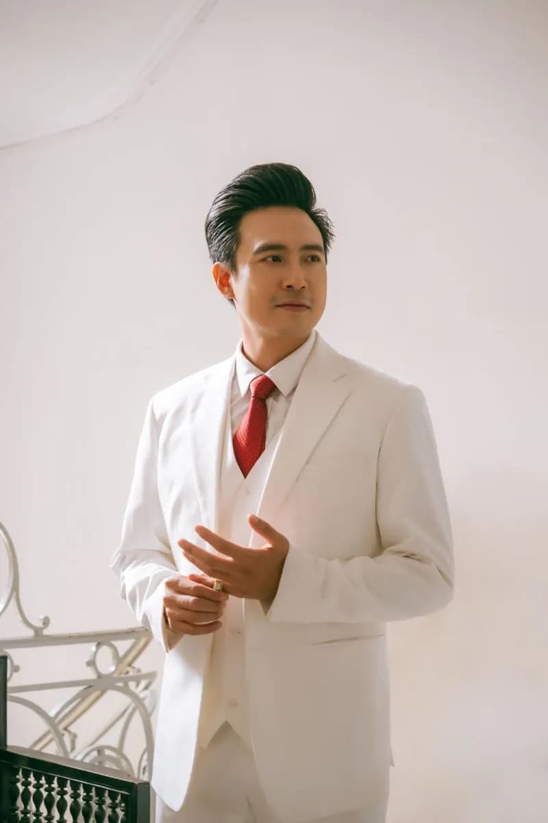 Diễn viên Thanh Duy với bộ suit trắng của Mon Amie