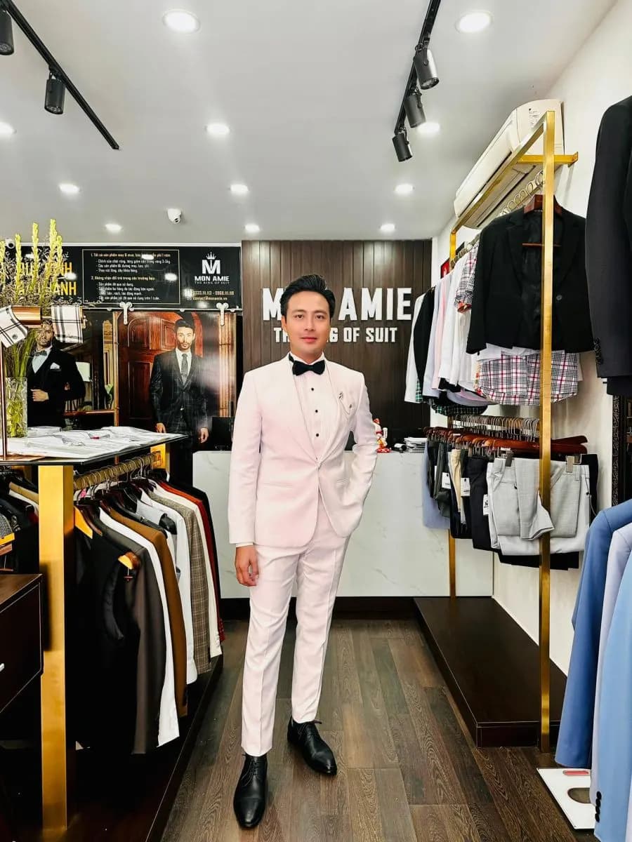 Tuxedo trắng Mon Amie may cho diễn viên Thanh Duy