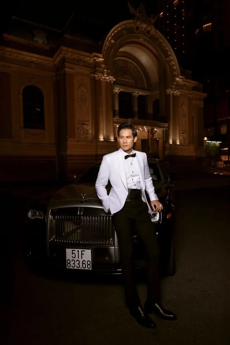 Diễn viên Thanh Thức với hai bộ tuxedo đen và trắng