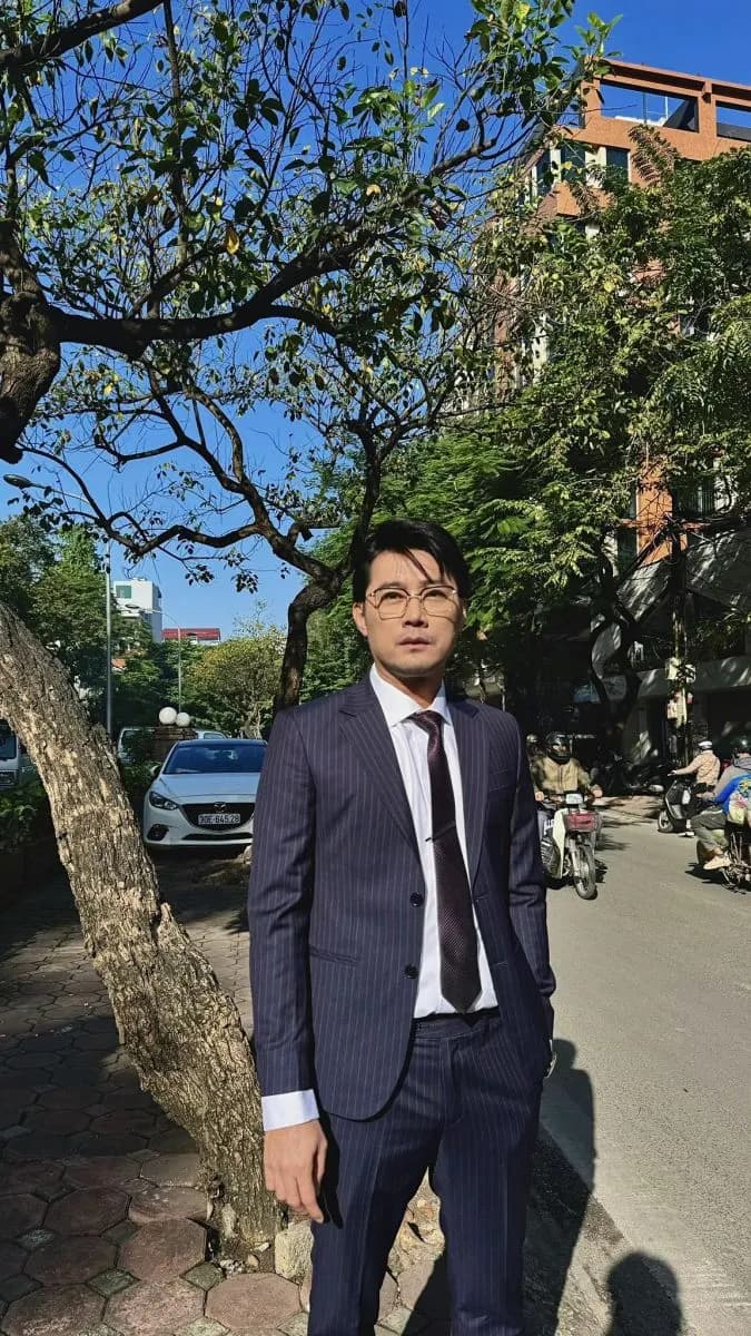 Diễn viên Trần Khôi và bộ suit navy sọc dọc Mon Amie