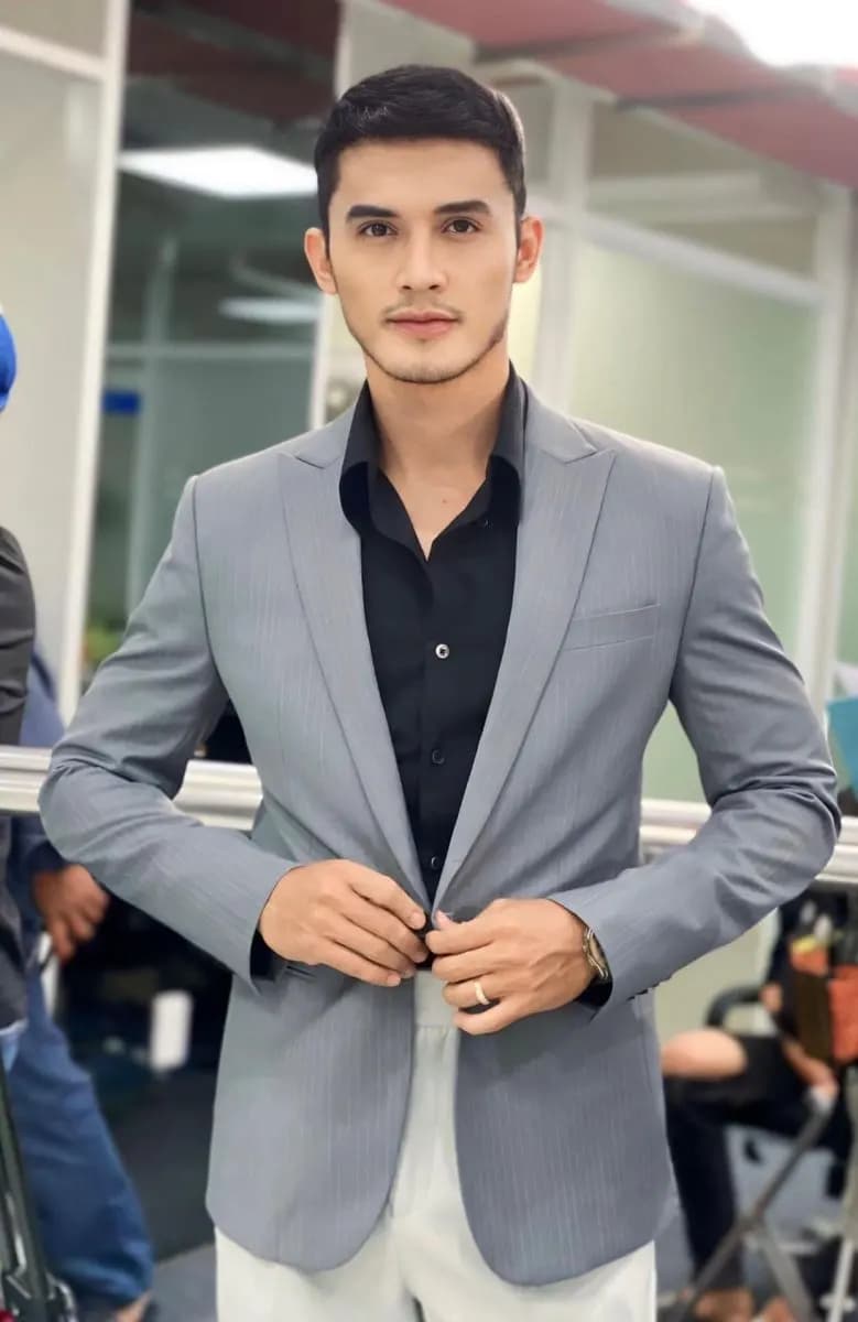 Diễn viên Trường Thịnh mặc suit Mon Amie trong phim Yêu lần nữa