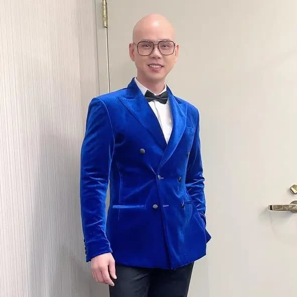 Ca sĩ Phan Đinh Tùng và chiếc blazer nhung xanh may đo