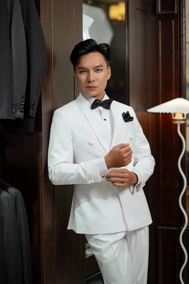 MC Quốc Trí và bộ tuxedo trắng của Mon Amie