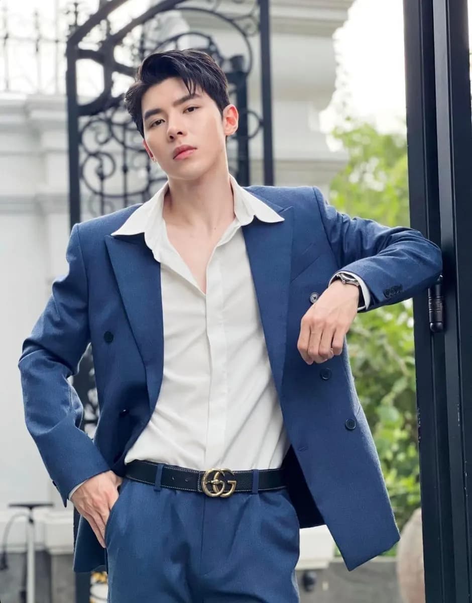 Diễn viên Nguyễn Trung Huy trong bộ vest navy Mon Amie