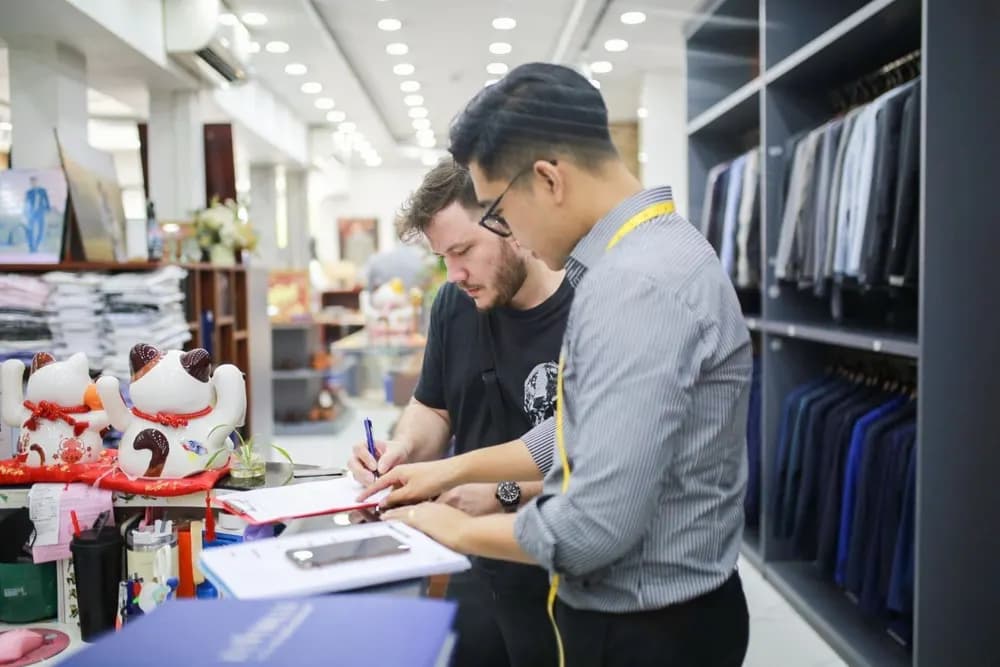 Khách nước ngoài may suit chú rể 24h tại Mon Amie Đường 3/2