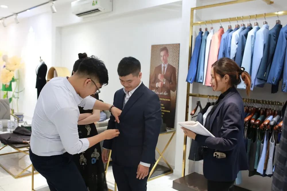 Buổi hẹn may đo cuối tuần tại showroom diễn ra như thế nào