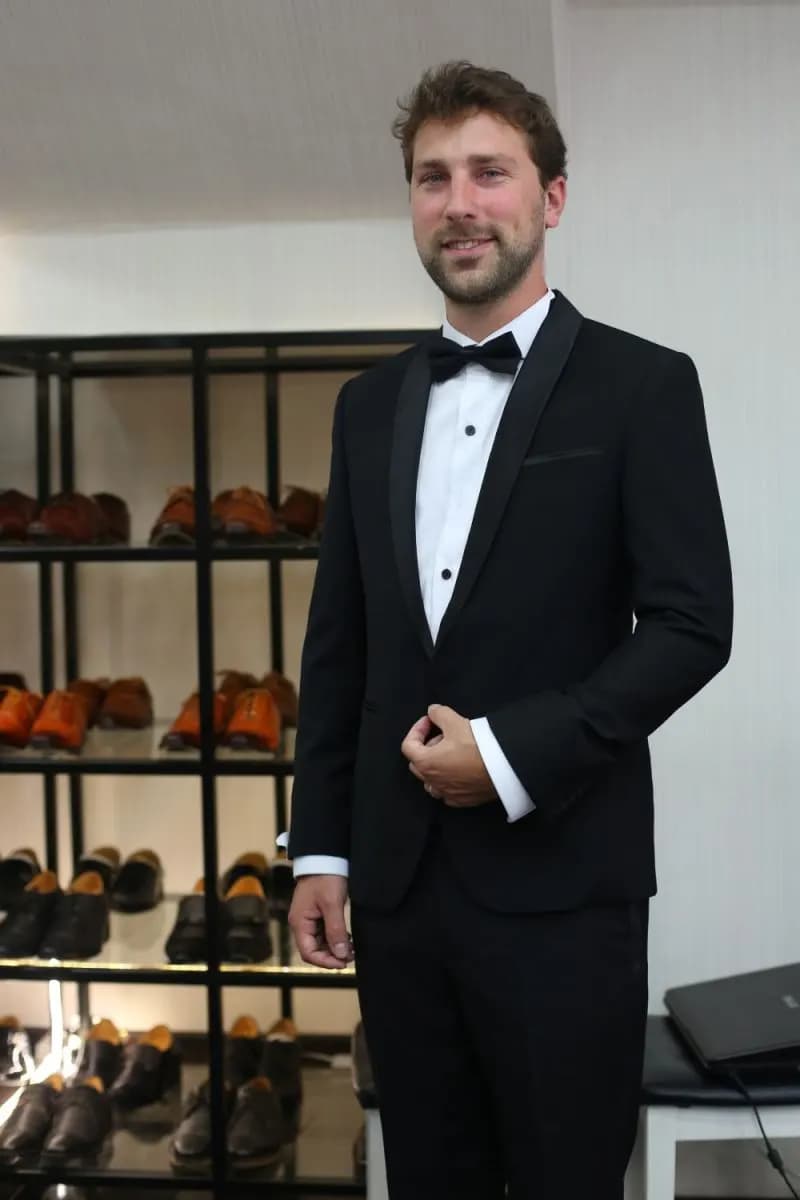 Tuxedo cho chú rể: chọn ve áo, vải và phụ kiện đúng chuẩn