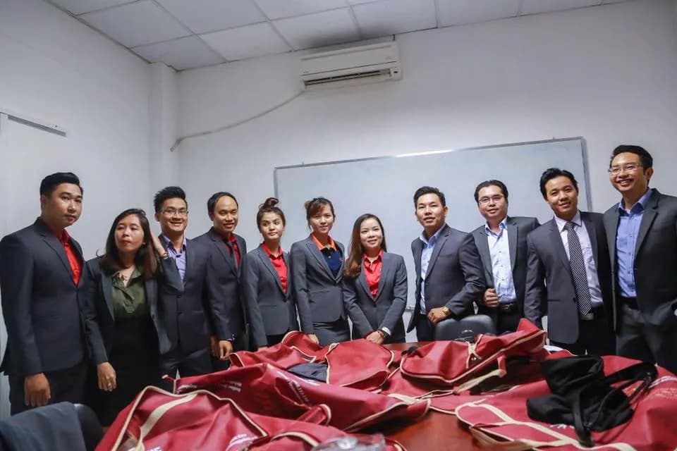 Mẫu đồng phục công sở đẹp: chọn kiểu nào cho doanh nghiệp
