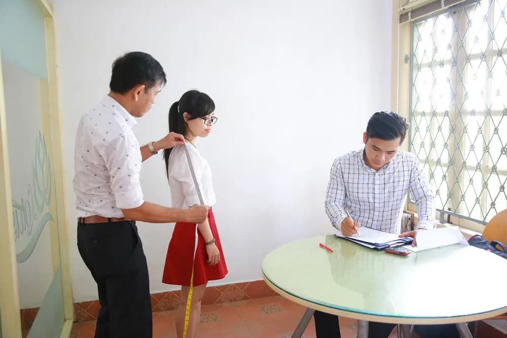 May đầm đồng phục công sở: chọn dáng, chất liệu và bộ size