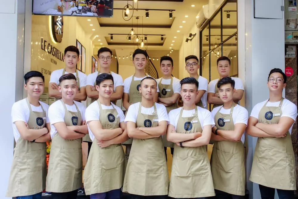 May đồng phục quán cà phê tại Biên Hòa: chọn vải và kiểu dáng