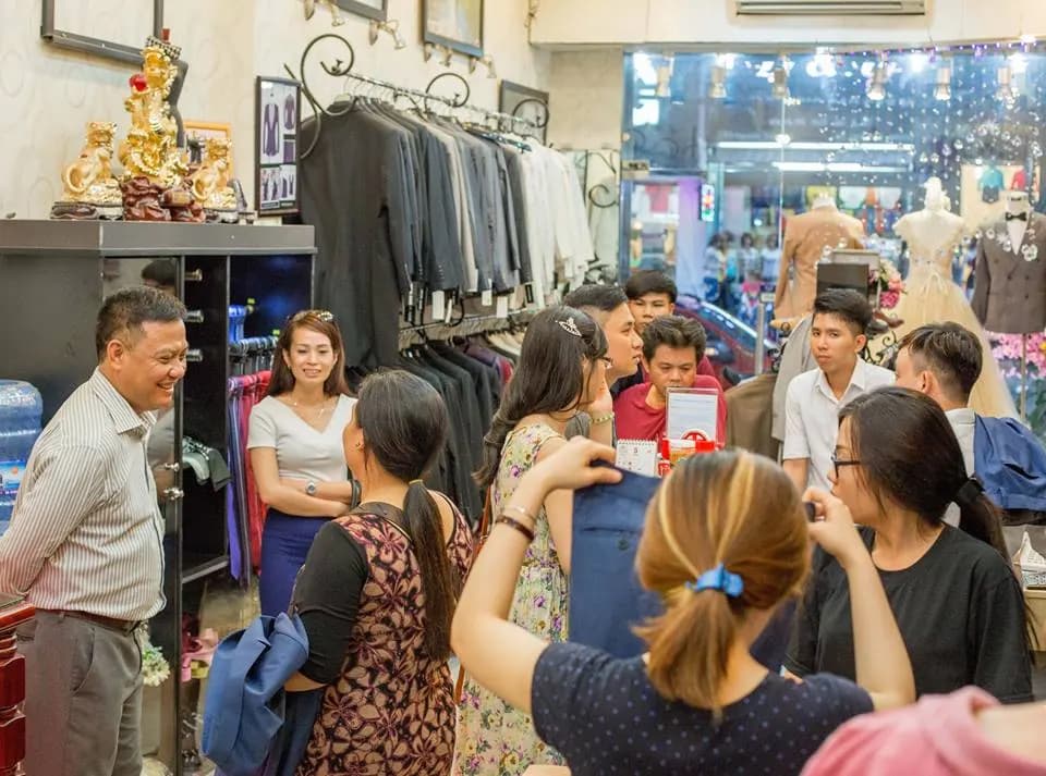 May đồng phục nhà hàng: chọn vải và kiểu cho từng bộ phận