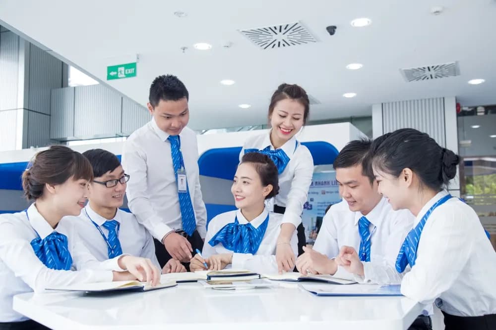 May đồng phục sơ mi: chọn vải, chọn cổ và kiểm soát phom