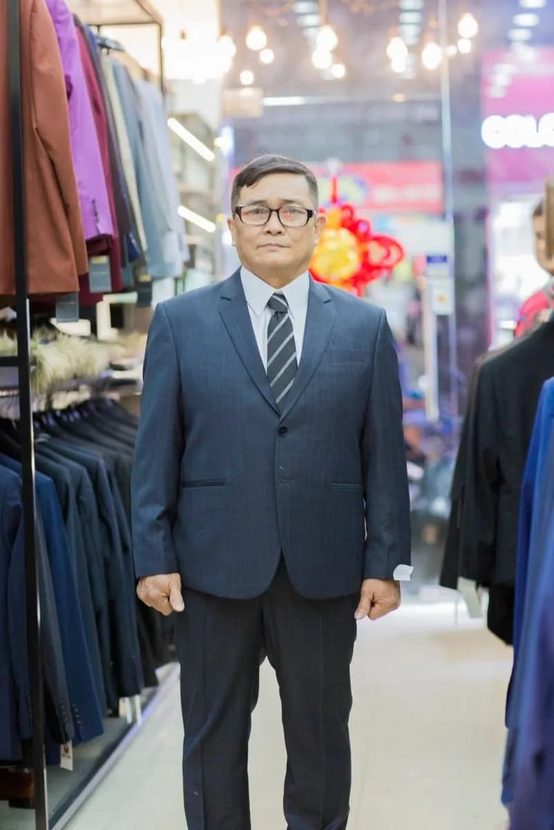 May suit sui gia: chọn form và màu cho tuổi trung niên