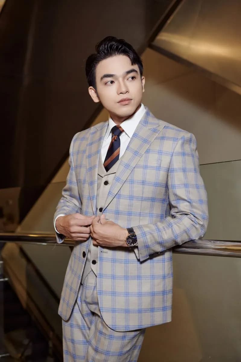 MC Hải Triều trong bộ suit ba mảnh họa tiết caro của Mon Amie