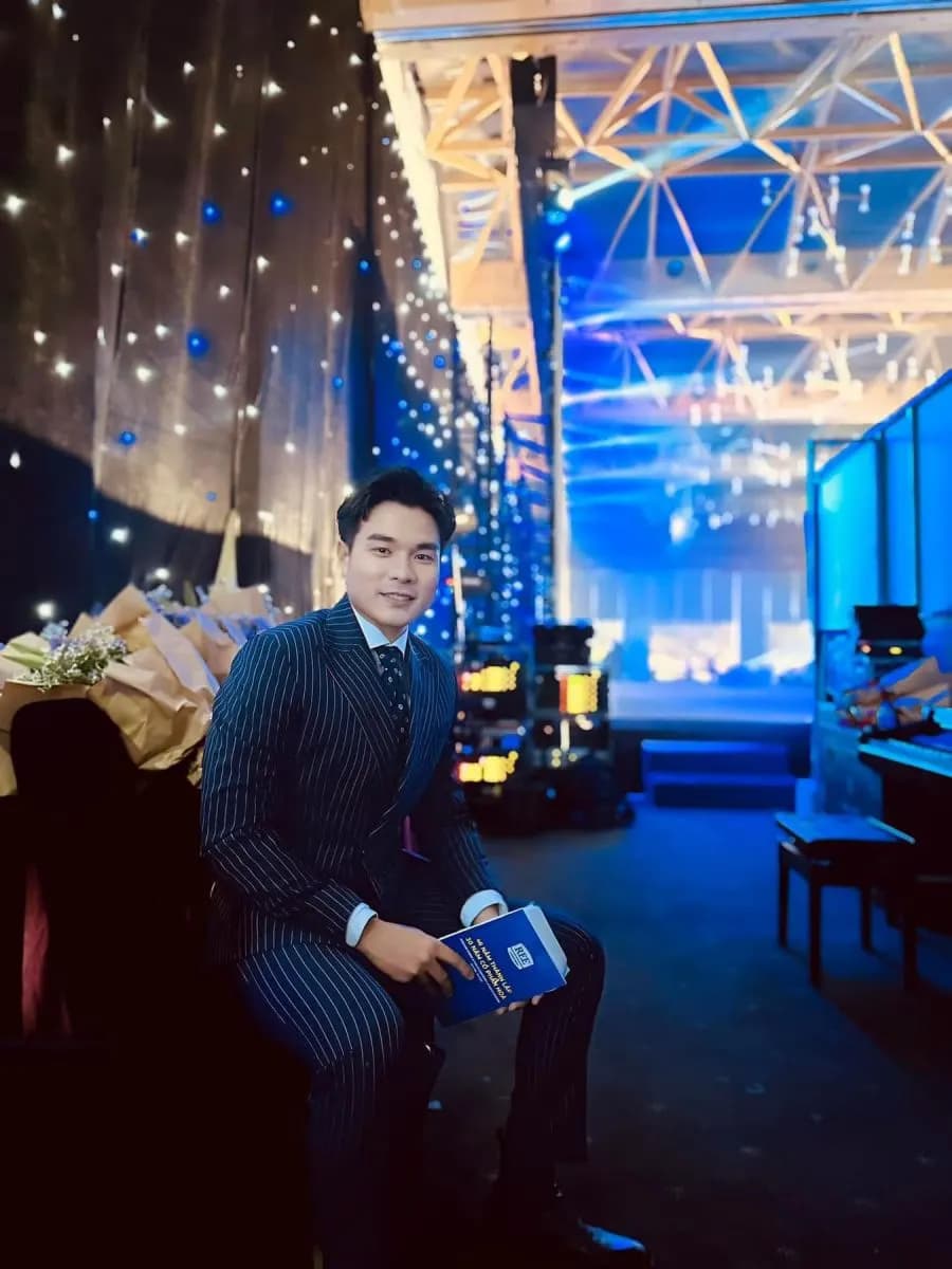 MC Minh Thắng trong bộ suit sọc dọc may tại Mon Amie