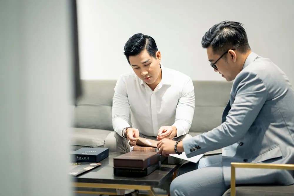 MC Nguyên Khang may suit doanh nhân tại Mon Amie