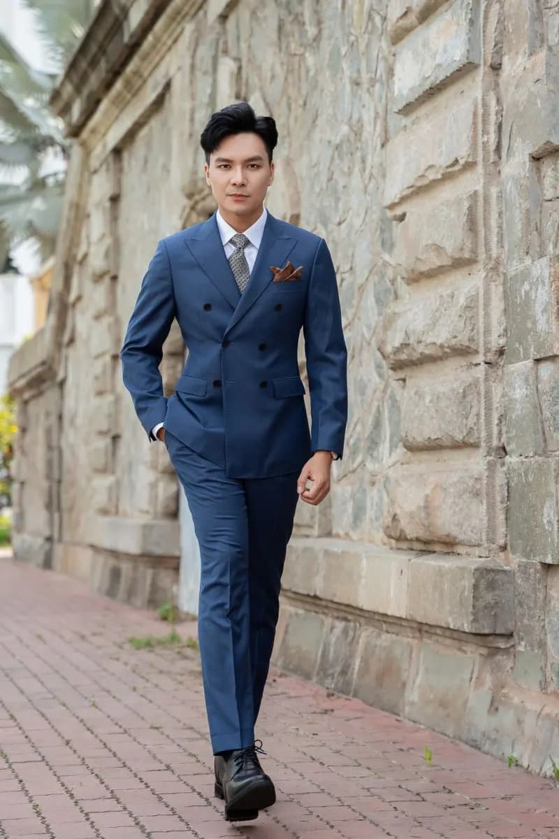 MC Quốc Trí và vest navy Mon Amie: chọn màu để lên hình