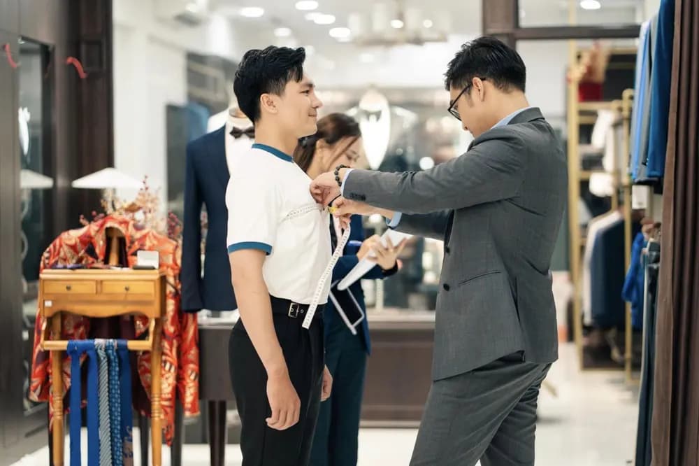 MC Quốc Trí may suit 24h tại Mon Amie và chuyện suit lên hình