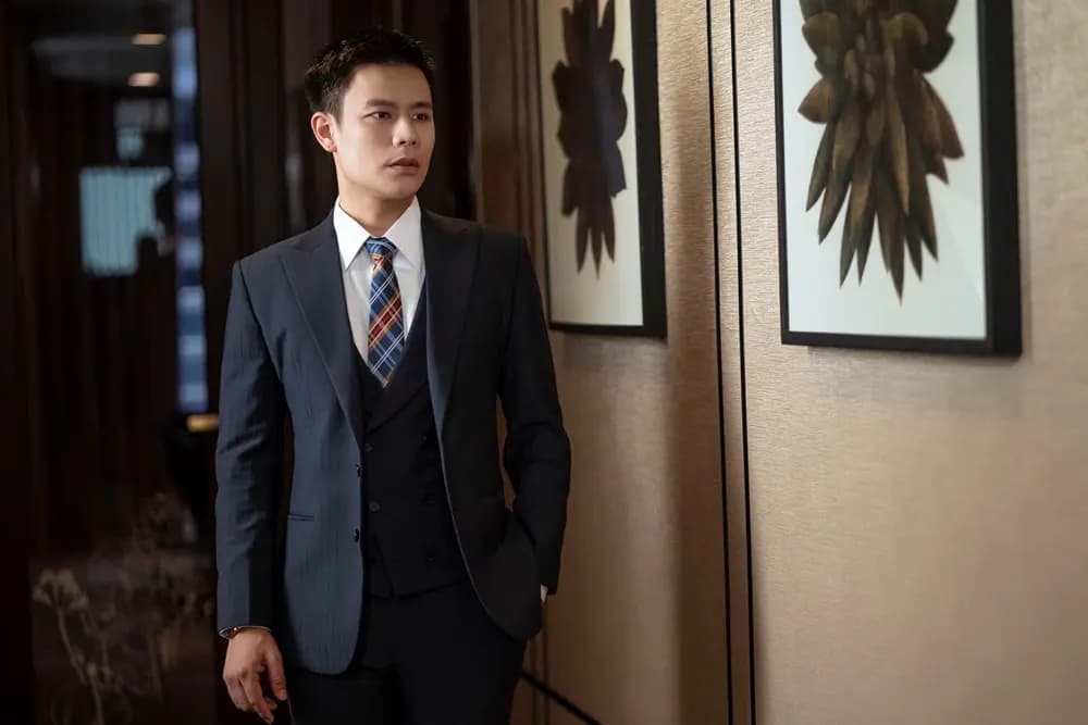 MC Trần Anh Huy trong bộ suit vải sọc ẩn của Mon Amie