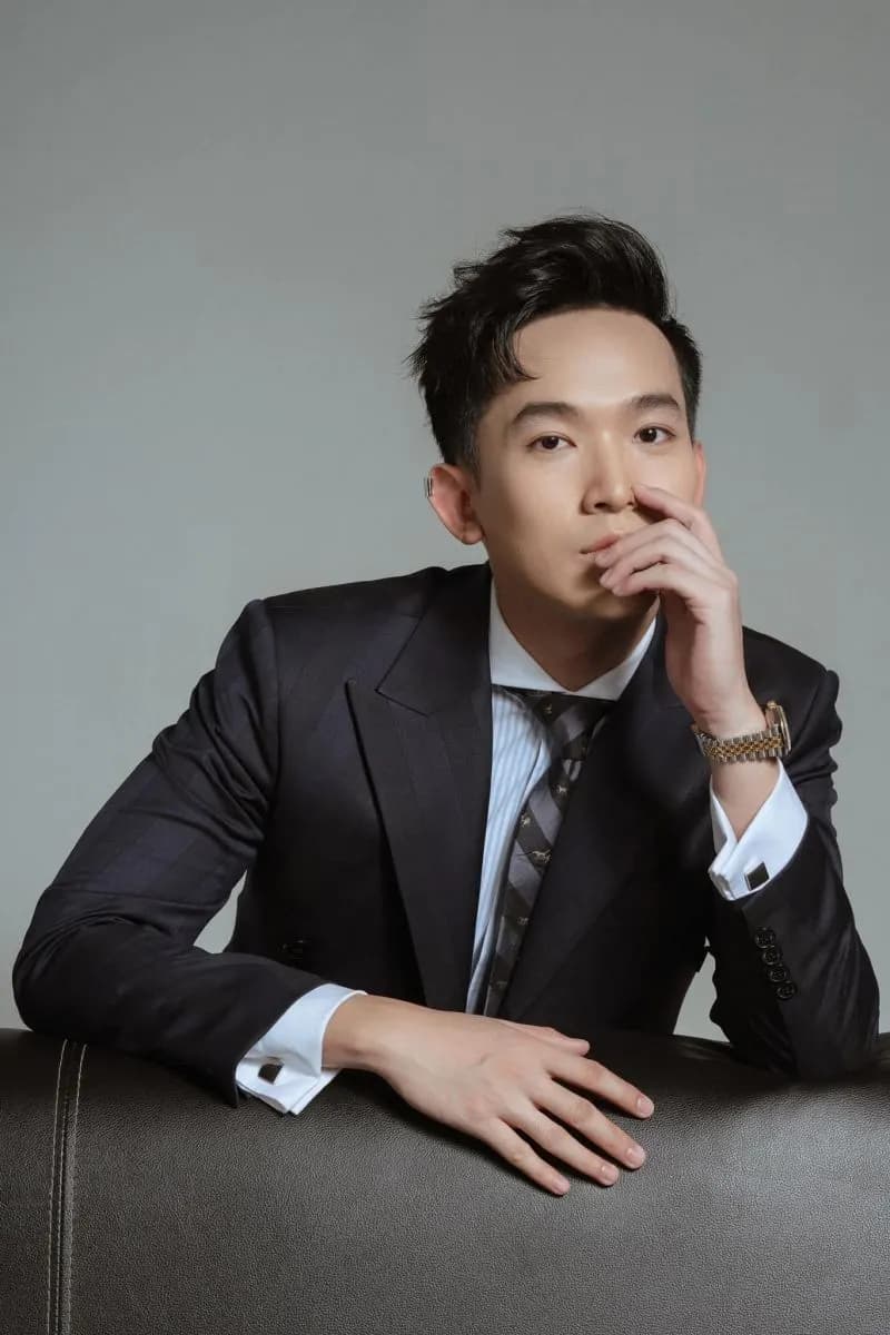 MC Trung Hậu trong bộ suit cổ điển tối màu của Mon Amie