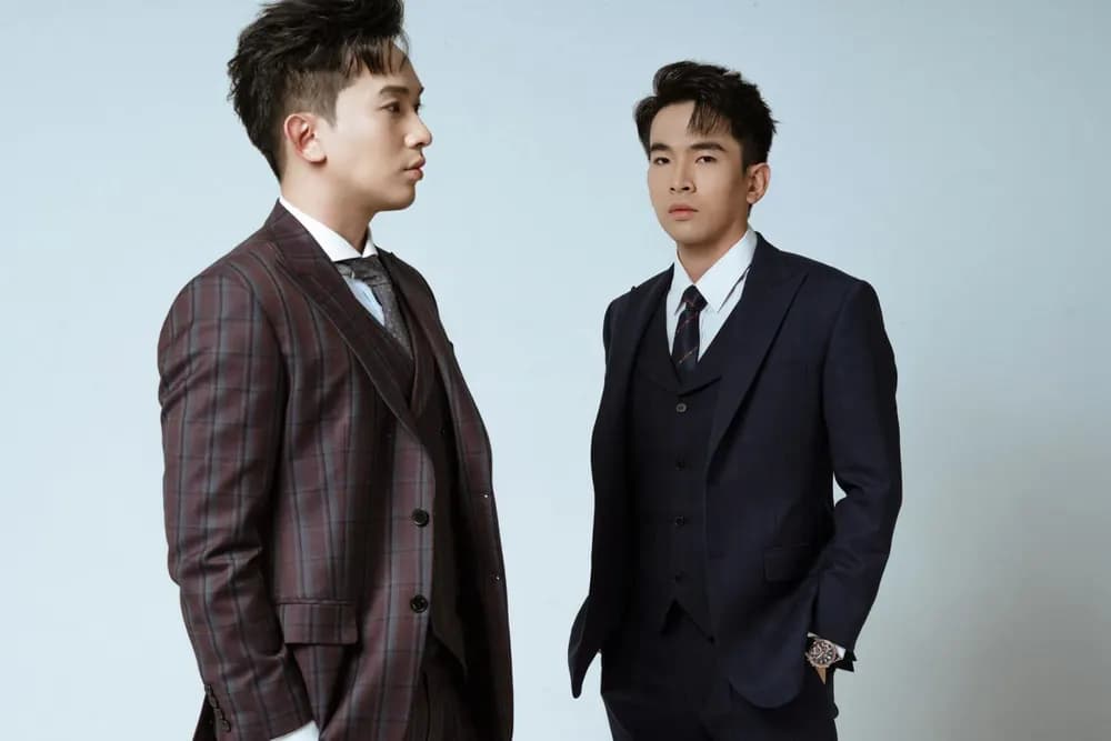 MC Trung Hậu trong bộ suit họa tiết caro của Mon Amie