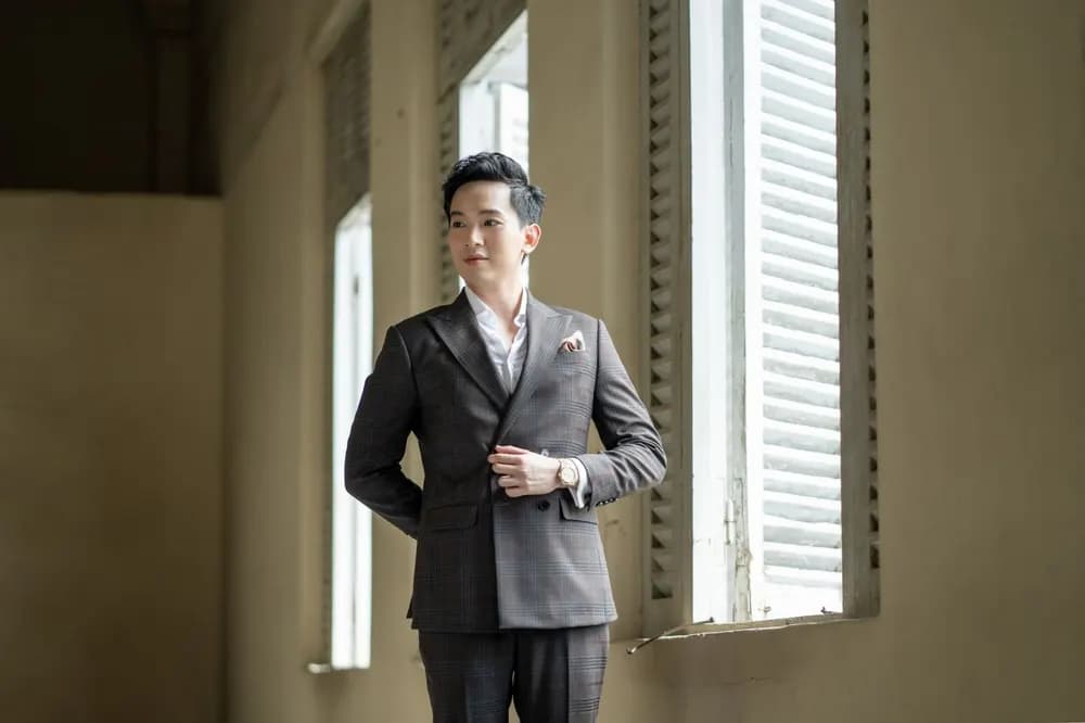MC Trung Hậu và bộ vest nâu kẻ carô