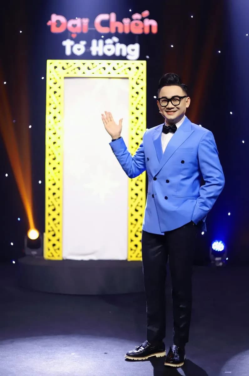 MC Phương Hiếu mặc vest sáng màu của Mon Amie khi dẫn chương trình