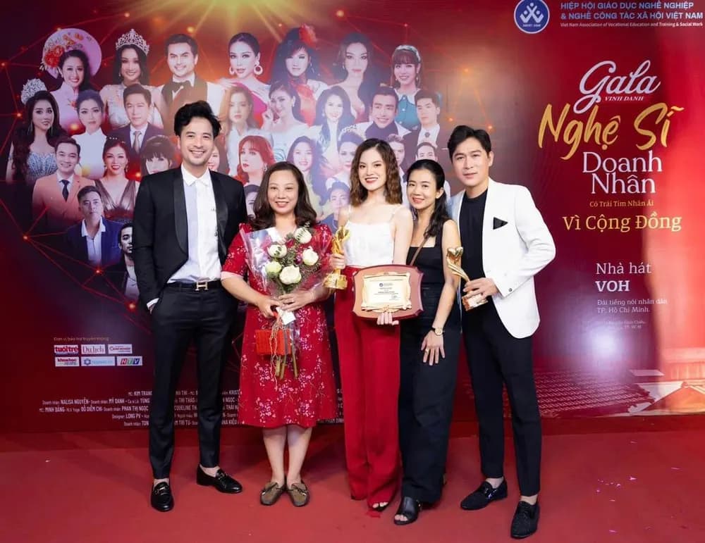 Ca sĩ Tùng Anh trong bộ suit Mon Amie tại đêm Gala vinh danh