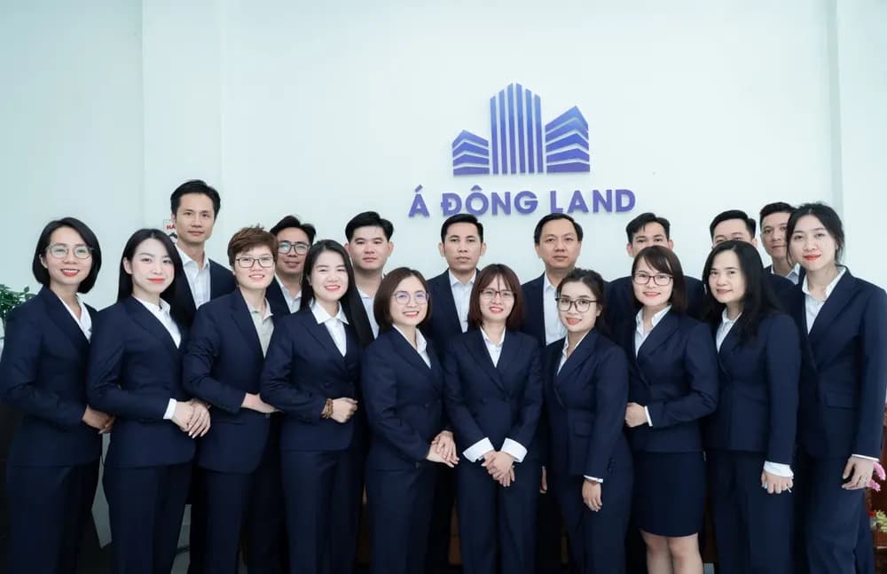 Mon Amie Tailor Home may đồng phục vest cho Á Đông Land