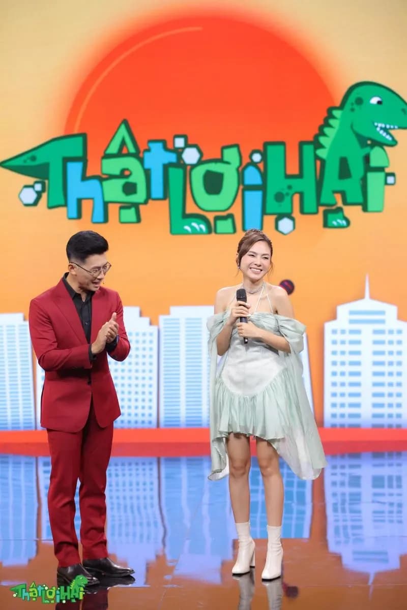 Suit đỏ lên hình: ca sĩ Thiên Vương MTV trên sóng HTV7