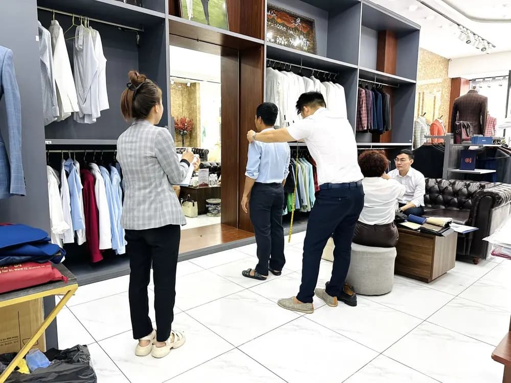 Đến showroom Mon Amie cuối tuần: chuẩn bị gì trước khi thử suit