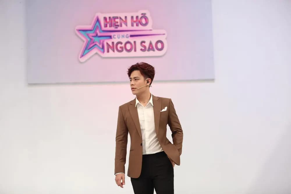 MC Trần Anh Huy và chiếc blazer nâu của Mon Amie