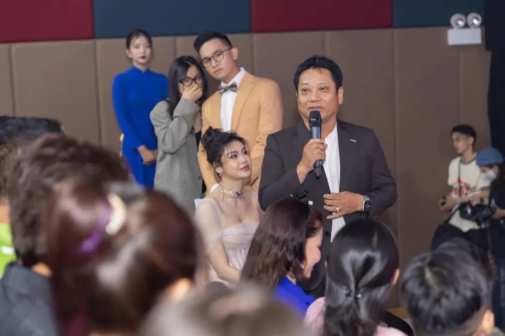 Đạo diễn Xuân Phước và bộ suit may đo cho người lên hình