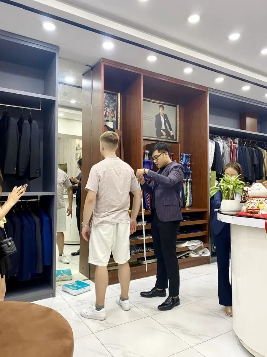 Thuê suit theo số đo hay may mới: chọn cách nào