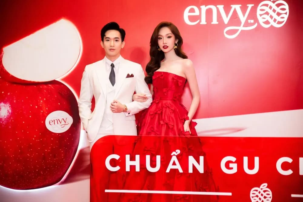 Phối đồ lịch lãm kiểu Ý cùng BTV Trung Hậu trong suit kem
