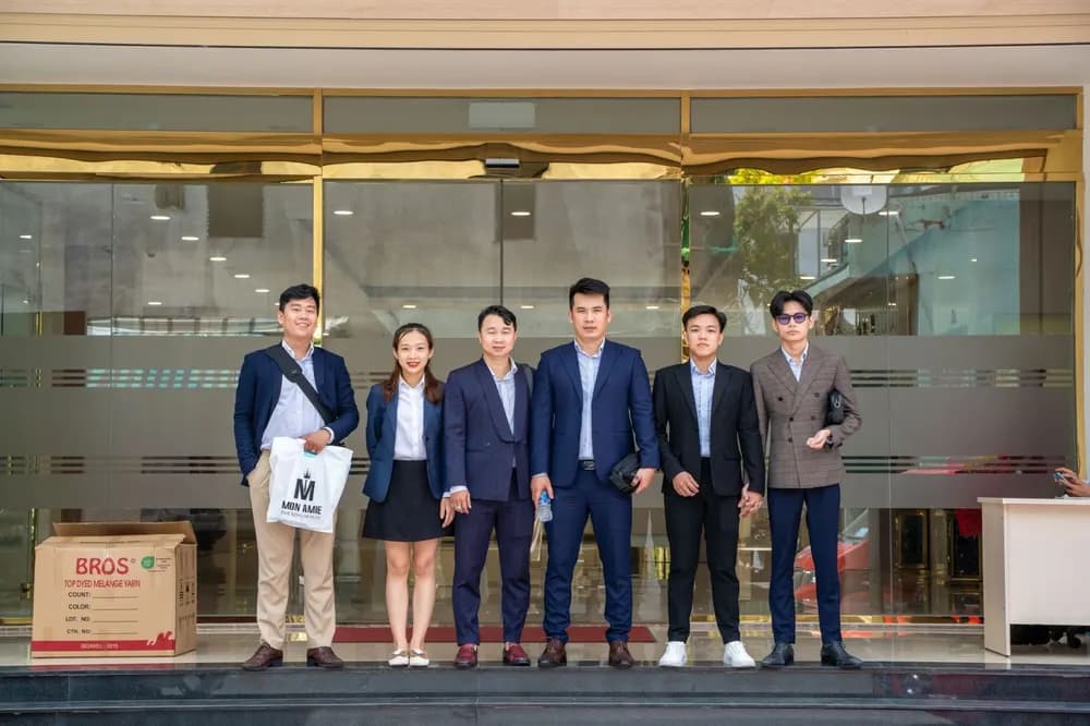 Bàn giao đồng phục tại Cosmo Academy sau một tháng đo may
