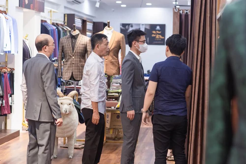 Đặt may tại Mon Amie: từ lấy số đo đến buổi thử form