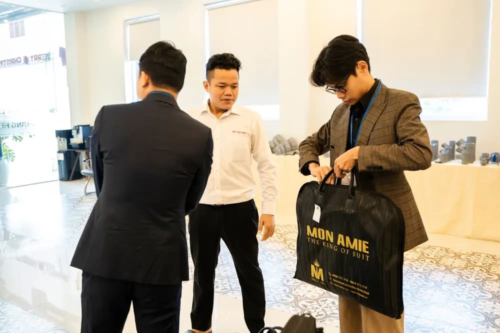 Fitting và bàn giao đồng phục tại Nhựa Đạt Hòa